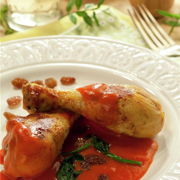 Muslitos de pollo con tomate y espinacas