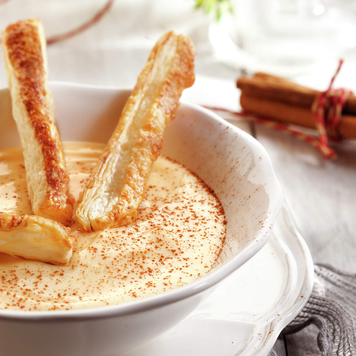 NATILLAS AL CARAMELO CON BASTONCITOS DE HOJALDRE.