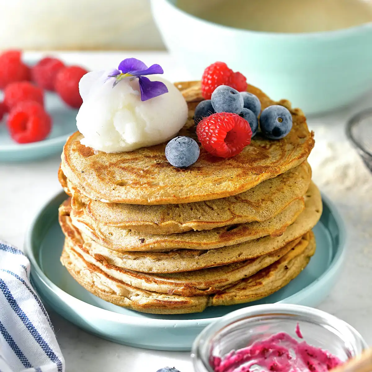 PANCAKES CON SORBETE DE LIMÓN Y FRUTOS DEL BOSQUE.
