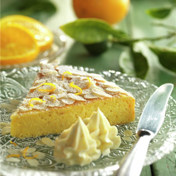 Bizcocho de almendra a la naranja con nata: el postre fácil con un toque cítrico que te encantará 