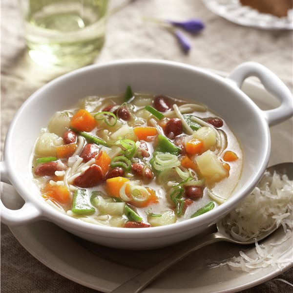 Sopa minestrone de verduras con alubias rojas