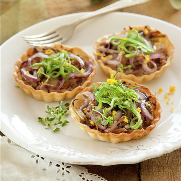 Tarts with duck and onion