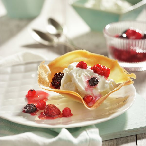 Tulipas con helado de yogur y frutas rojas