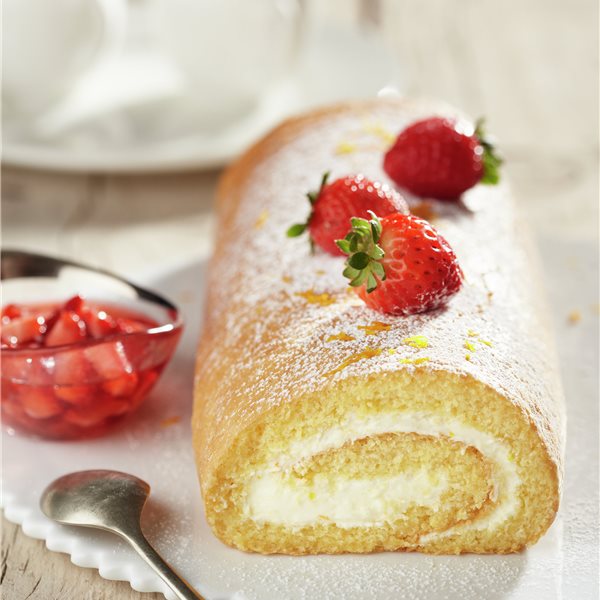 Brazo de gitano con crema y fresones - Lecturas