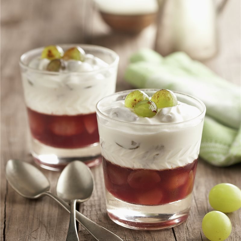 Mousse de yogur con gelatina de uvas - Lecturas