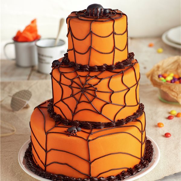 Tarta de Halloween naranja con 3 bizcochos y telaraña de chocolate