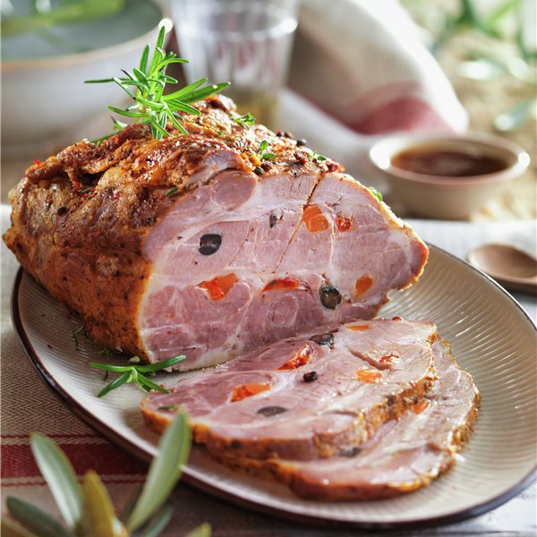 Jamón de cerdo mechado con hortalizas y aceitunas