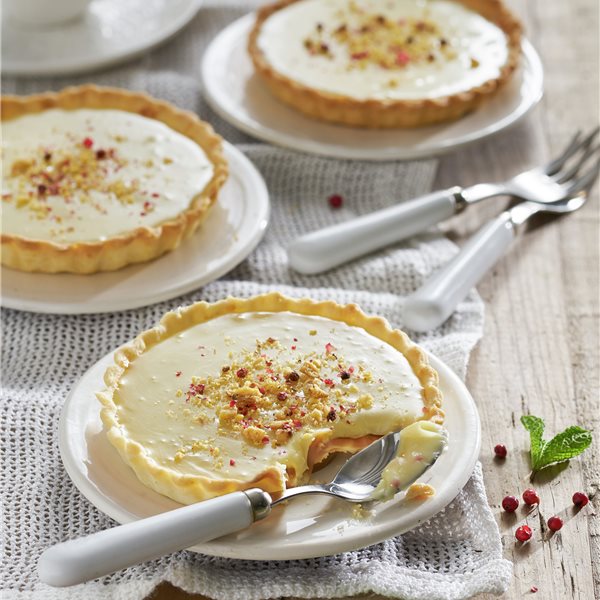 Tartaletas de chocolate blanco, el postre fácil que nunca falla (y que lleva un topping con chispa)