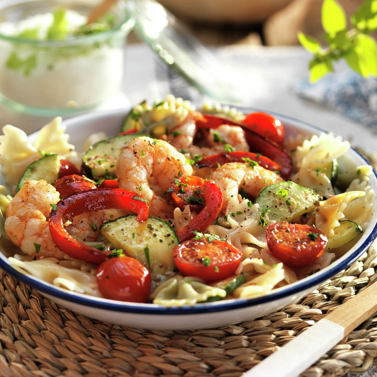 PASTA CON SALTEADO DE TOMATES, LANGOSTINOS Y CALABACÍN.