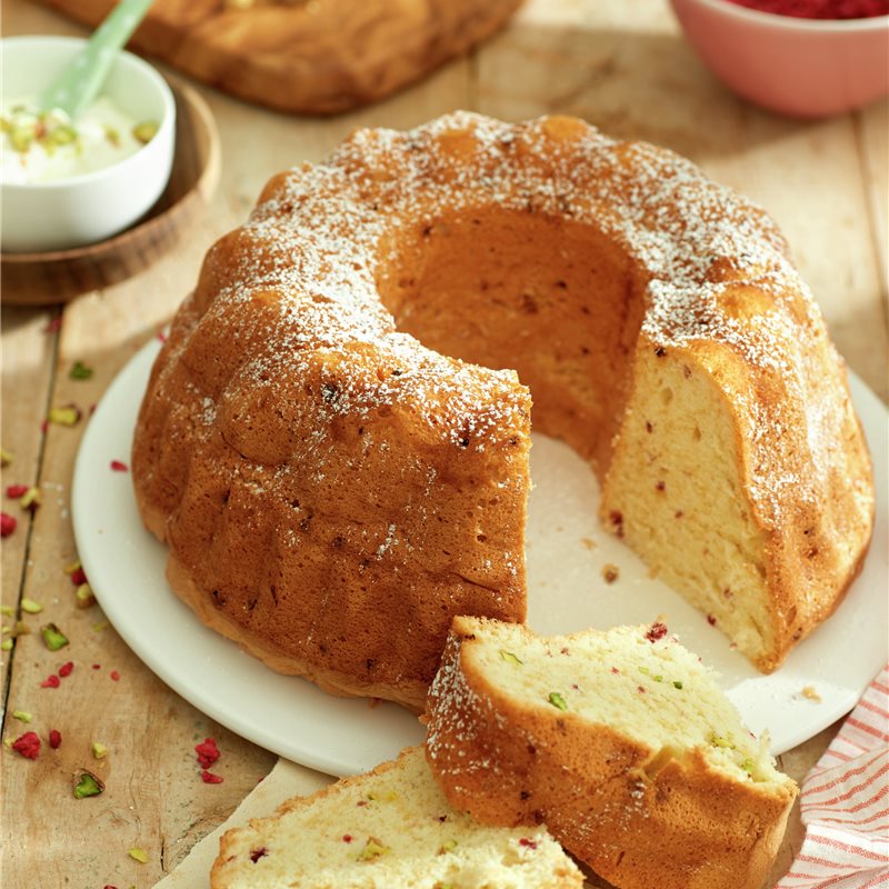 PASTEL CON PISTACHOS Y FRAMBUESAS.