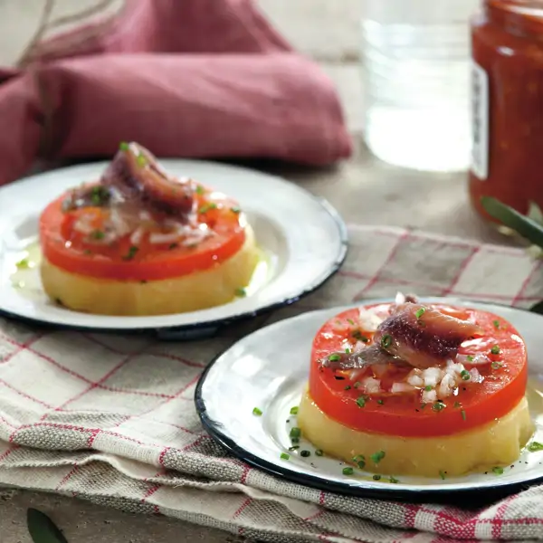 El montadito fácil que te soluciona la cena: con patata, tomate, anchoas y cebolleta