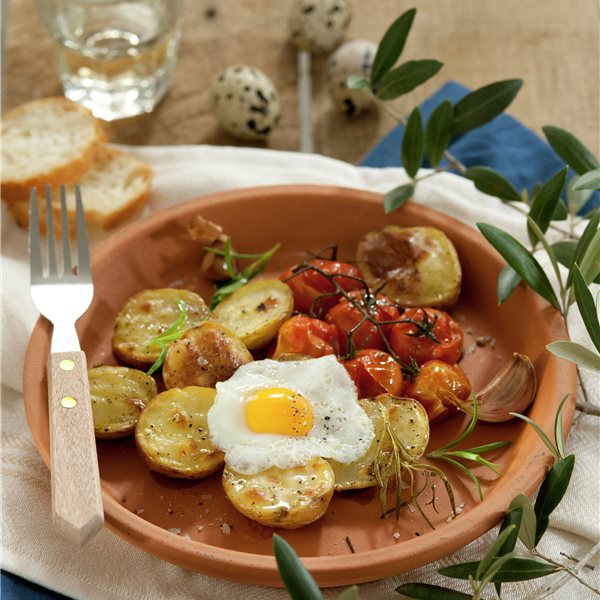 Patatas asadas con tomatitos y huevos de codorniz