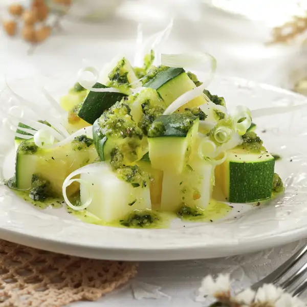 La cena más saludable: calabacín y patatas con pesto de albahaca y almendras