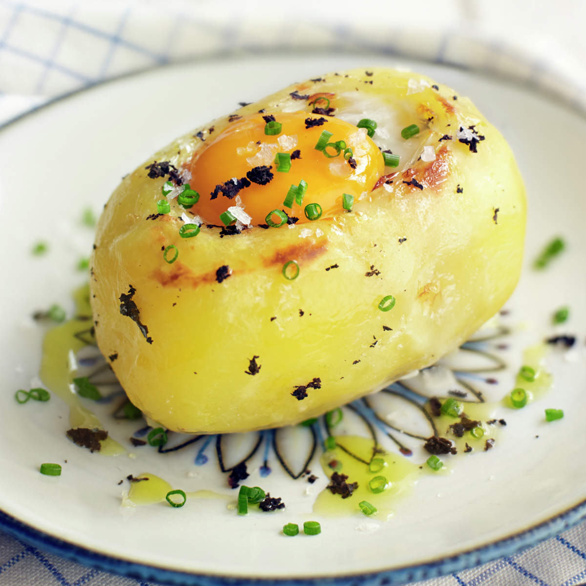 PATATAS RELLENAS DE HUEVO CON TRUFA.