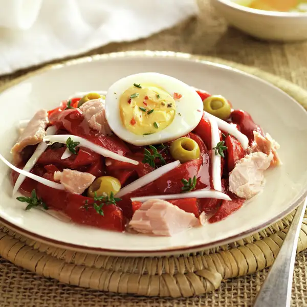 PIMIENTOS ASADOS EN ENSALADA CON ATÚN.