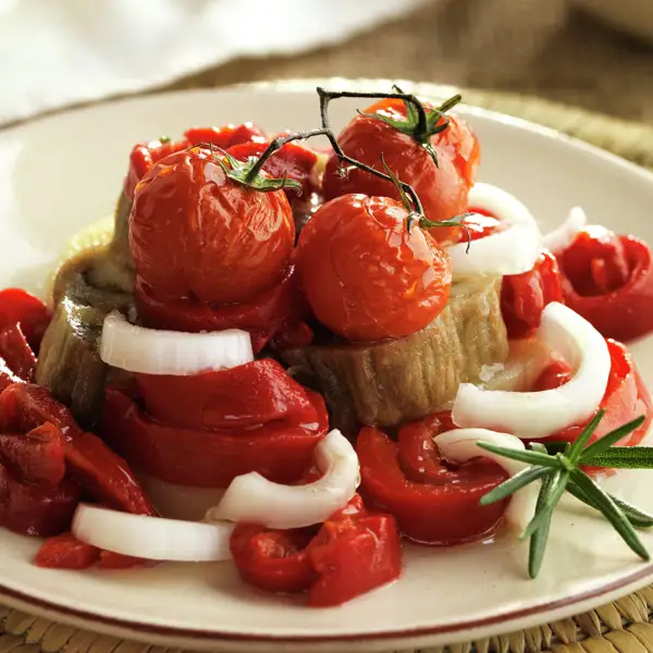 Soy un friki de las verduras y esta ensalada de patata, berenjena, pimiento y tomate me ha robado el corazón (y el paladar)