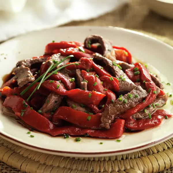 La cena fácil, deliciosa y rica en proteínas que preparo en solo 10 minutos con ternera y pimientos de bote