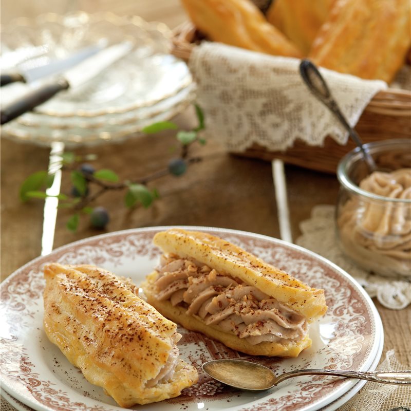 RELÁMPAGOS (ÉCLAIRS) CON CREMA Y AVELLANAS.