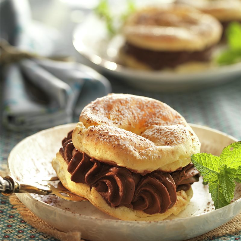 ROSCOS RELLENOS DE TRUFA DE CHOCOLATE NEGRO.