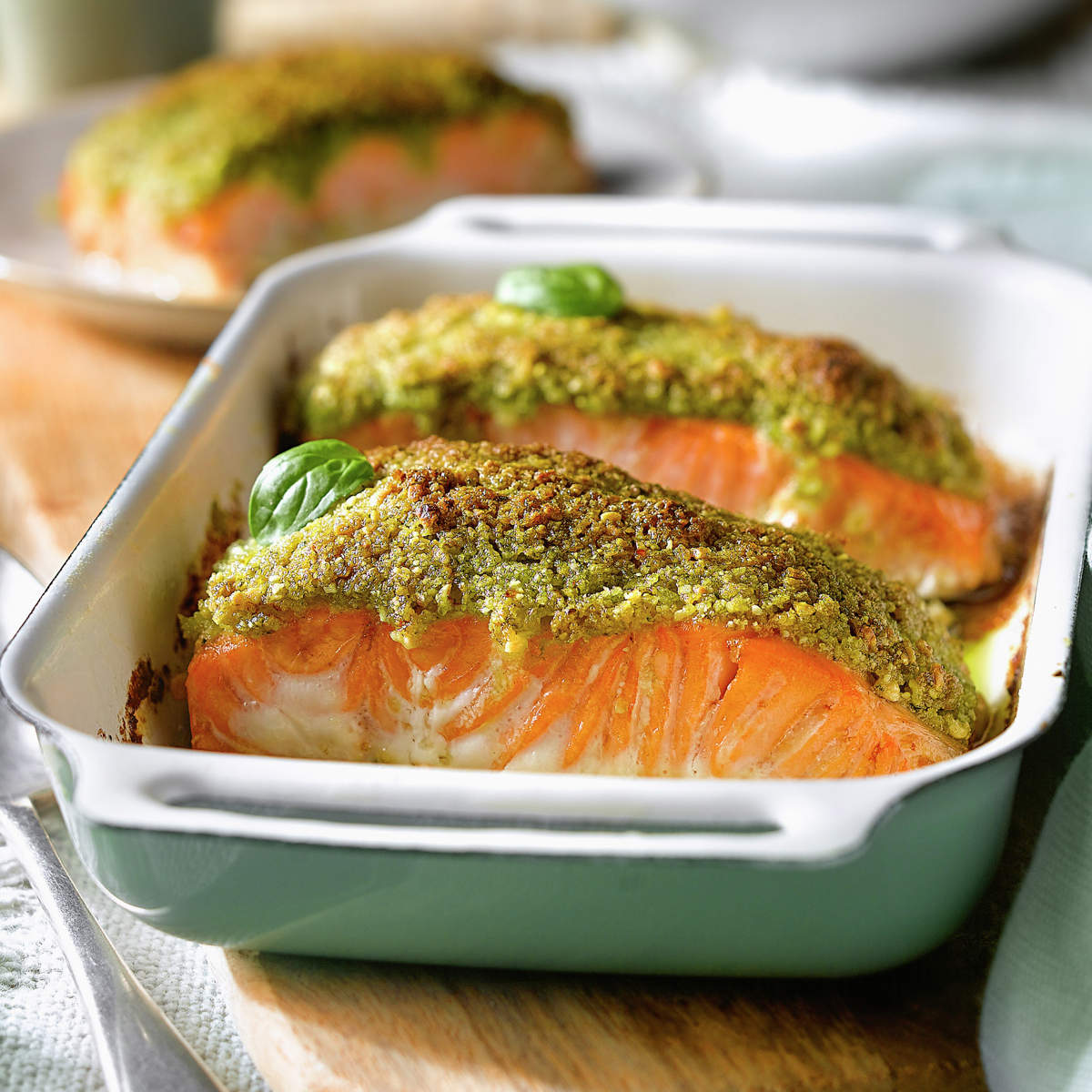 SALMÓN AL HORNO CON COSTRA CRUJIENTE DE PESTO