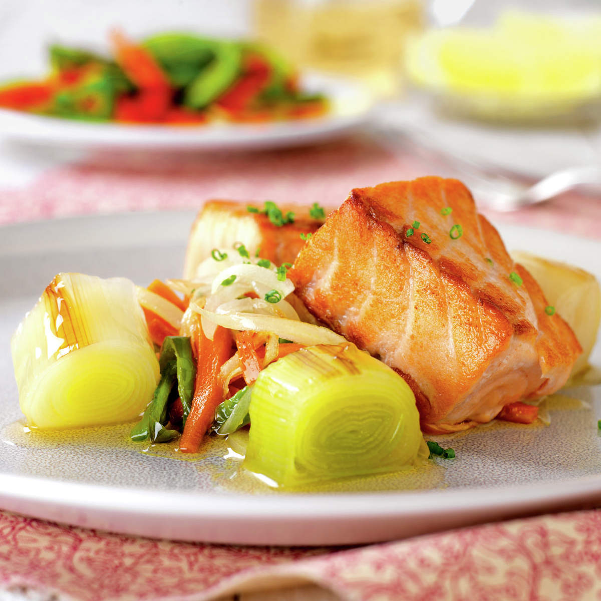 SALMÓN AL HORNO CON PUERROS.