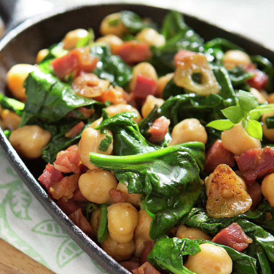 Salteado de espinacas y garbanzos con jamón ¡en solo 10 minutos!
