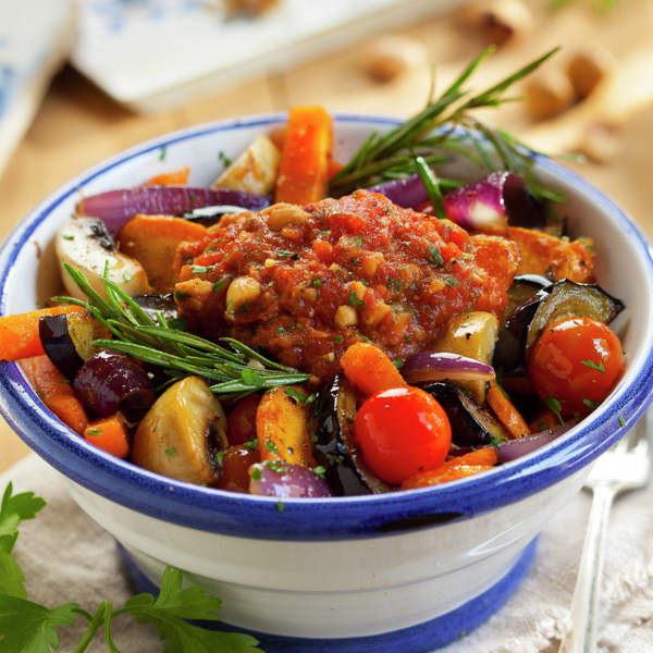 Verduras salteadas al romero con salsa de tomate asado y frutos secos