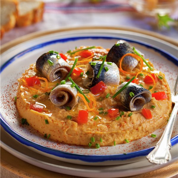 Hummus de garbanzos con sardinas marinadas ¡aperitivo fácil y delicioso!
