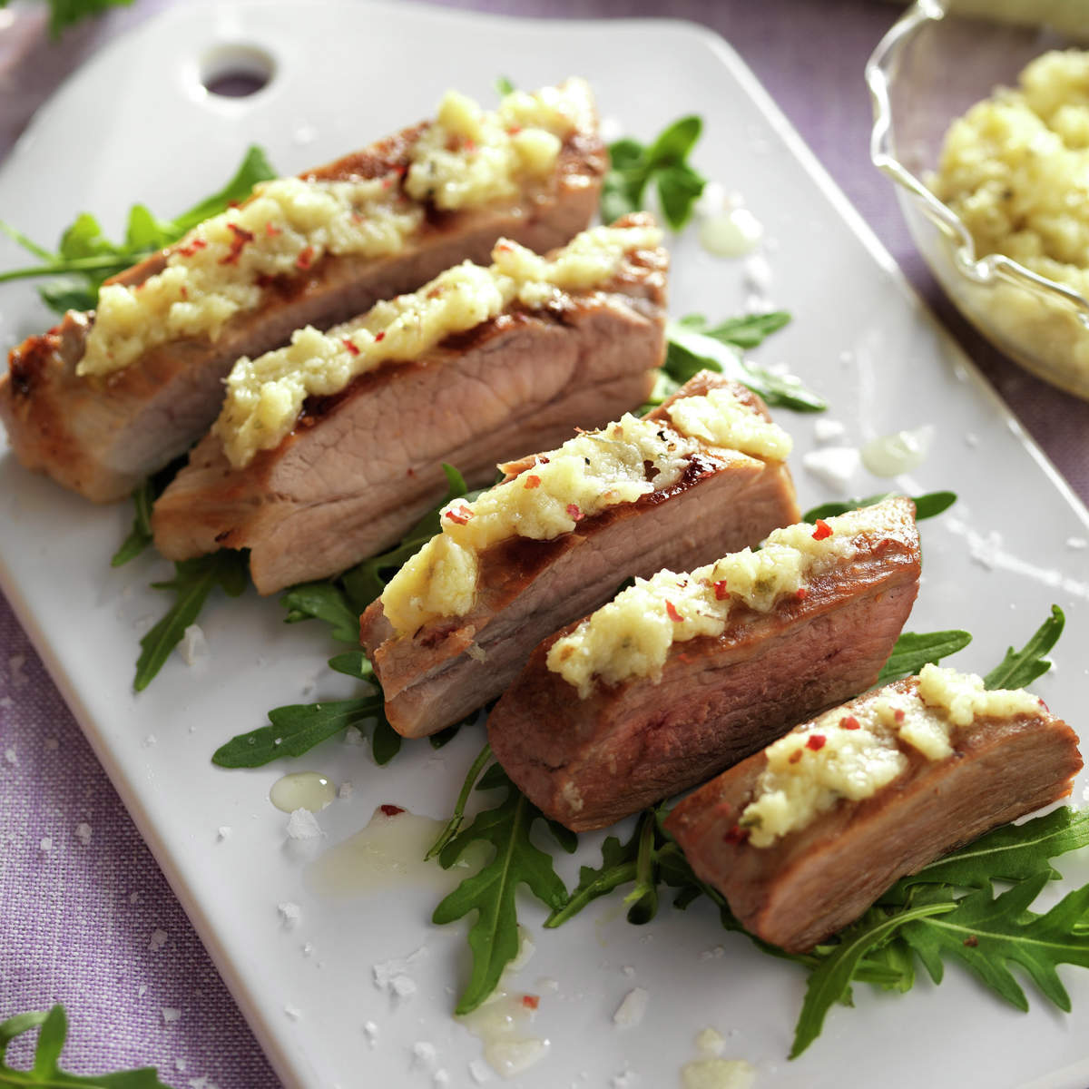 SECRETO IBÉRICO CON SALSA DE AJO Y QUESO.