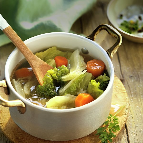 Sopa de col, zanahoria y patata, receta ligera de la abuela ideal para el invierno