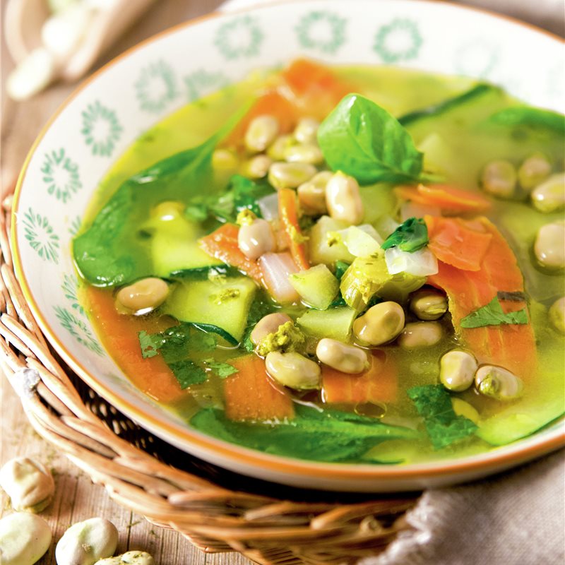 Sopa de habas y verduras al pesto - Lecturas