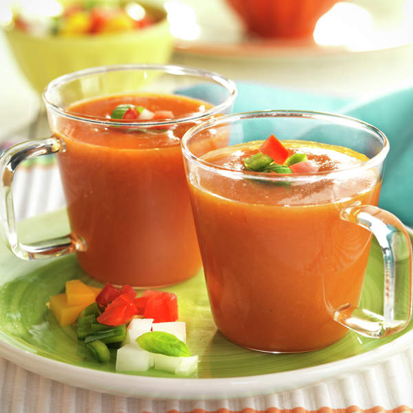 Gazpacho de melocotón, tomate y pimiento, cóctel de vitaminas