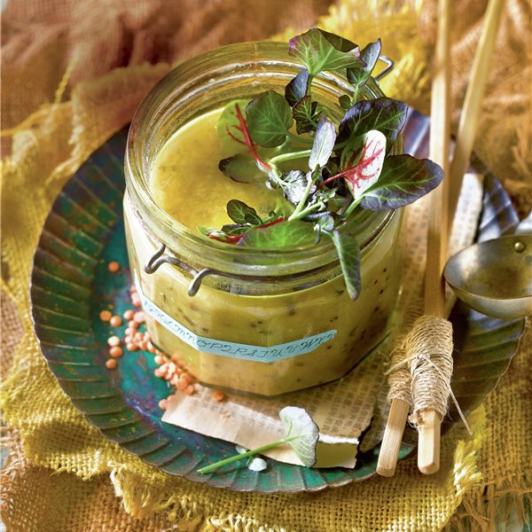 Sopa india de lentejas con hojas verdes y doshas