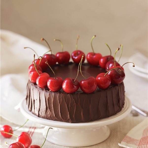 Tarta de chocolate con cerezas y avellanas
