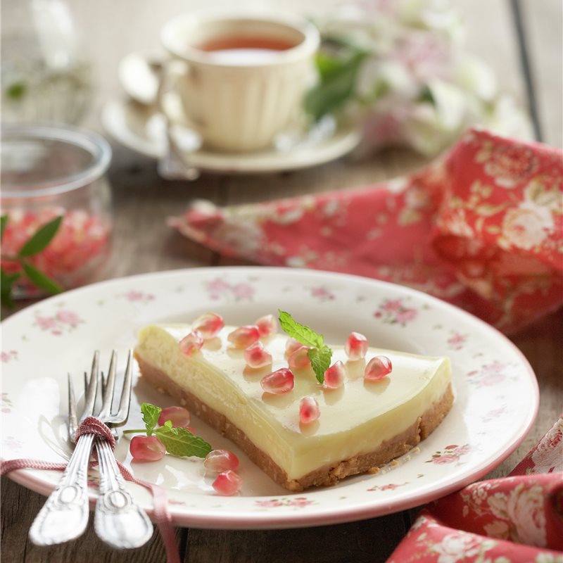 TARTA DE CHOCOLATE BLANCO CON GRANADA.