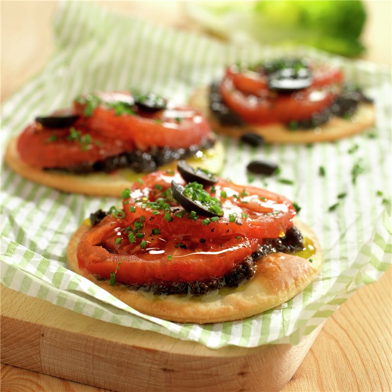 TARTALETAS DE TOMATE Y ACEITUNAS.