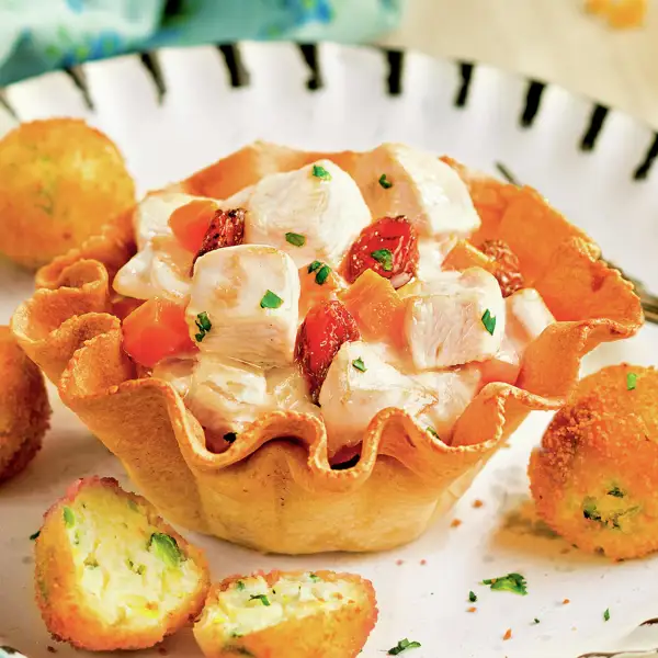 ¿Aperitivo o entrante? Tartaletas rellenas de pollo y verduras con bechamel