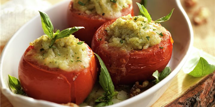 Preparación rápida y deliciosa: tomates rellenos al pesto en el microondas