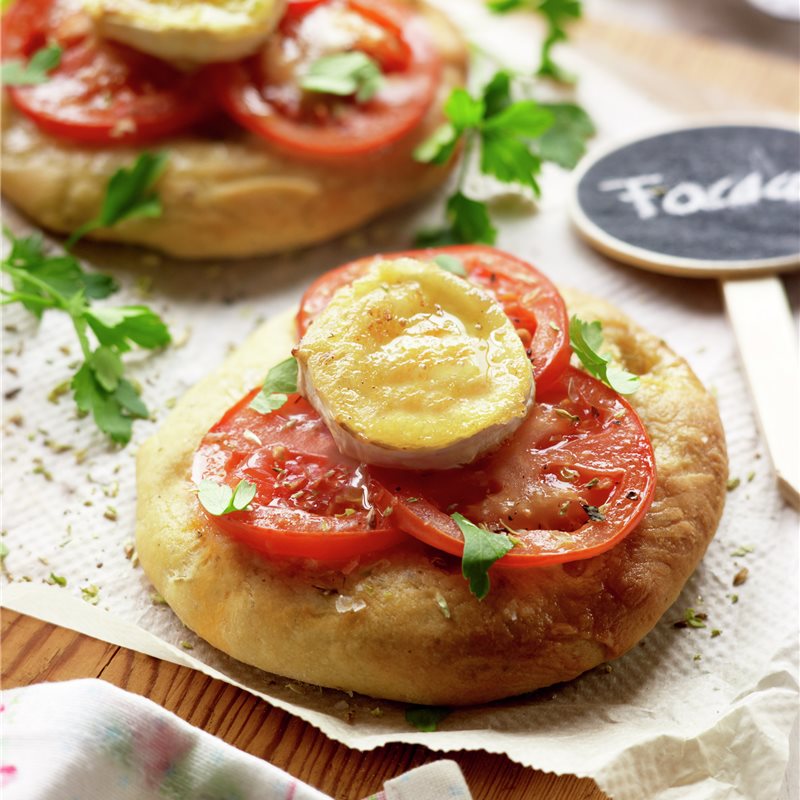 TORTAS CON RODAJAS DE TOMATE Y QUESO DE CABRA.