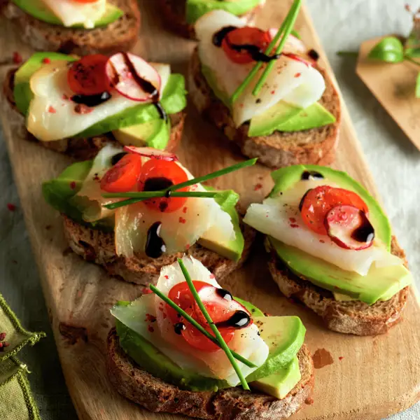 Canapés fáciles de aguacate y bacalao, el aperitivo frío de Navidad (o Nochebuena) que se hace en 5 minutos