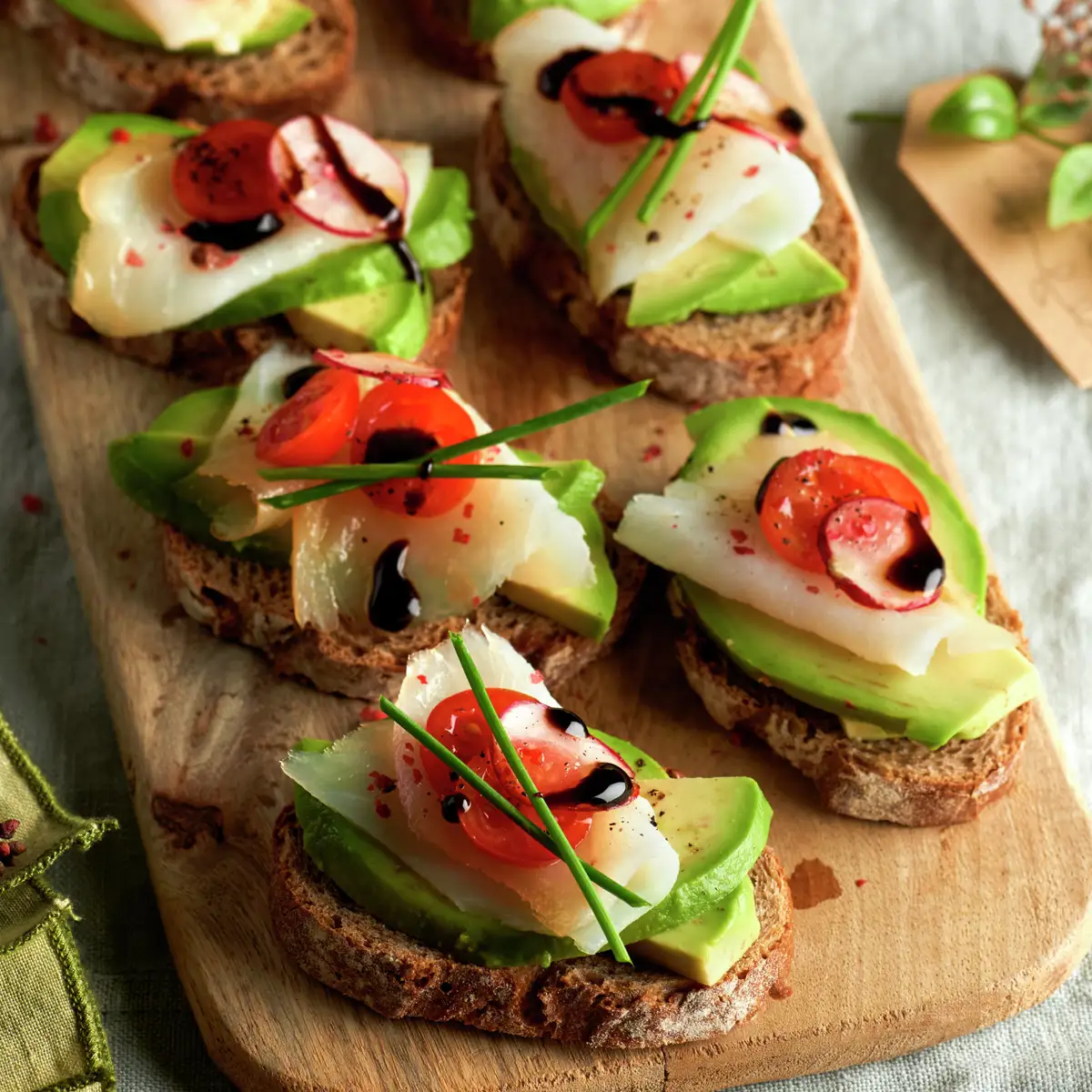 TOSTAS DE AGUACATE Y BACALAO. 