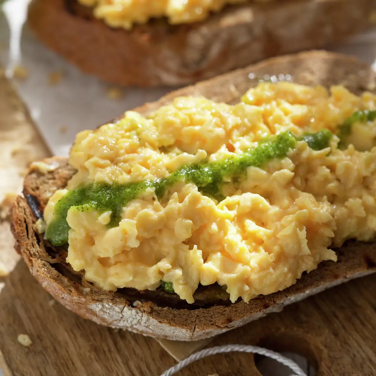 TOSTAS DE HUEVOS CON SALSA DE BERROS.