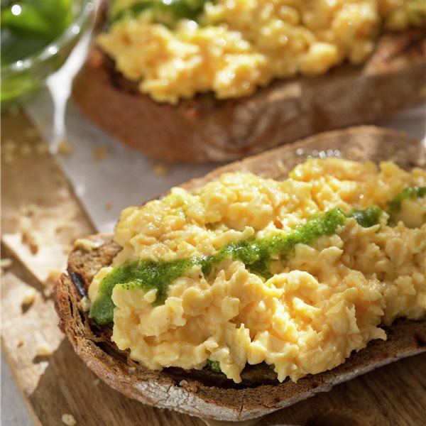Cena rápida y fácil con huevos revueltos y una salsa con un ingrediente que no te esperas