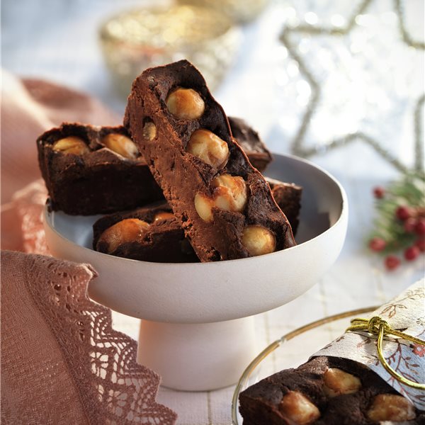 TURRÓN DE CHOCOLATE CON NUECES DE MACADAMIA.