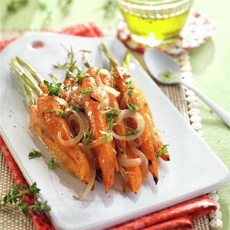 ZANAHORIAS Y CEBOLLAS BRASEADAS CON PICADILLO DE HIERBAS AROMÁTICAS.
