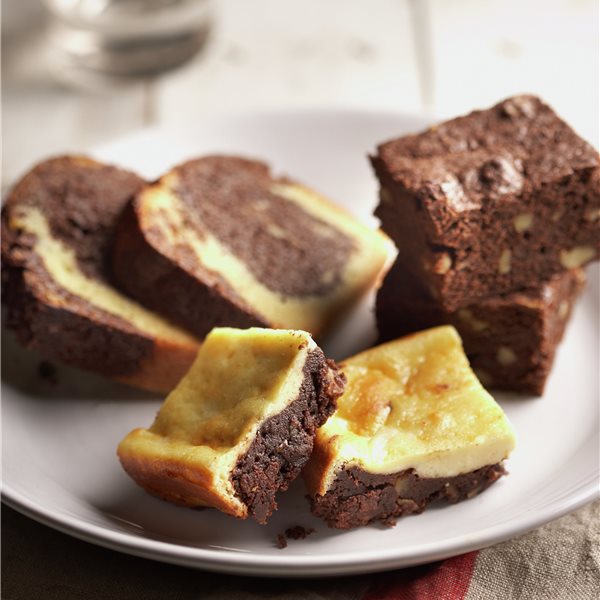 BIZCOCHO BICOLOR, BROWNIE CLÁSICO Y BROWNIE CON QUESO.