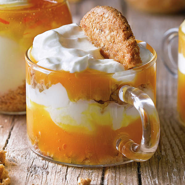 Postre fácil de mango, yogur y mascarpone con galleta de avena (en vaso)