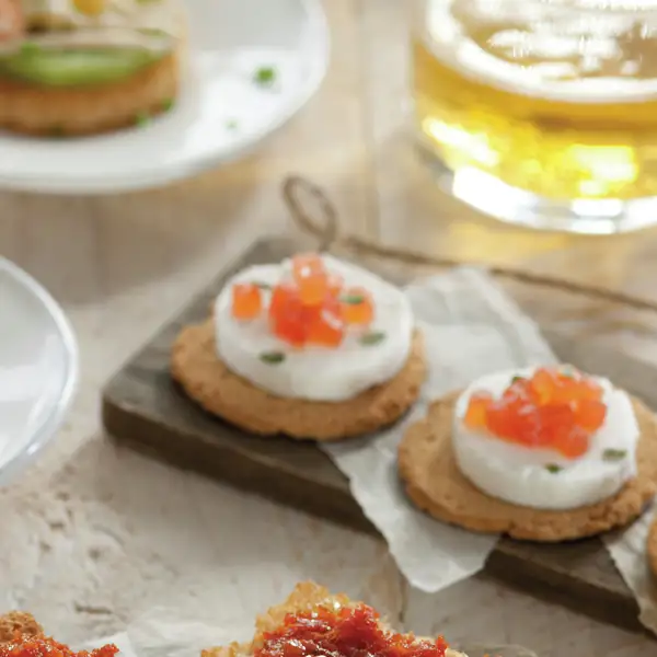 El canapé perfecto es una deliciosa fusión de sabores: queso de cabra y membrillo sobre galleta salada