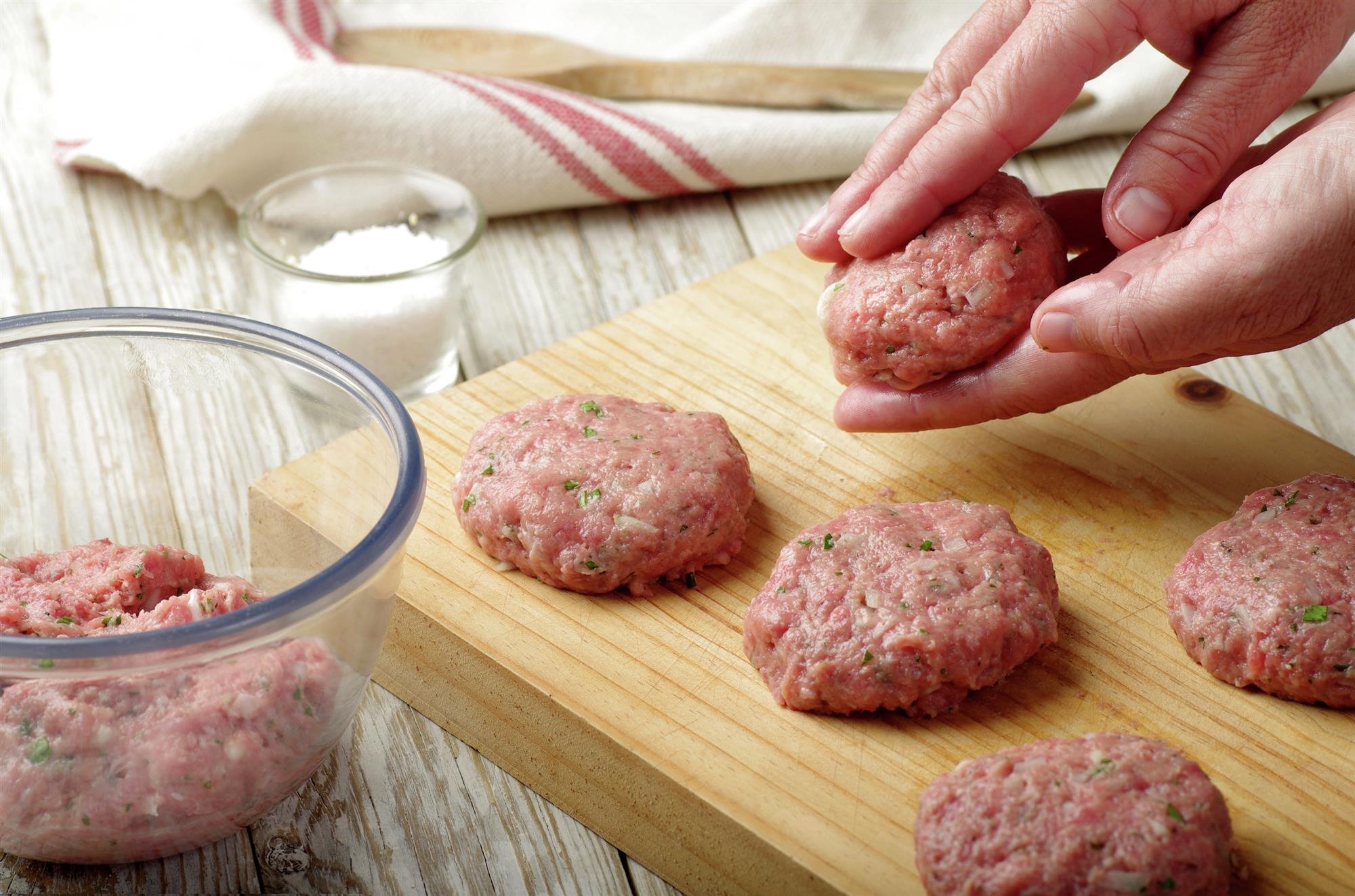 5. Forma las hamburguesas