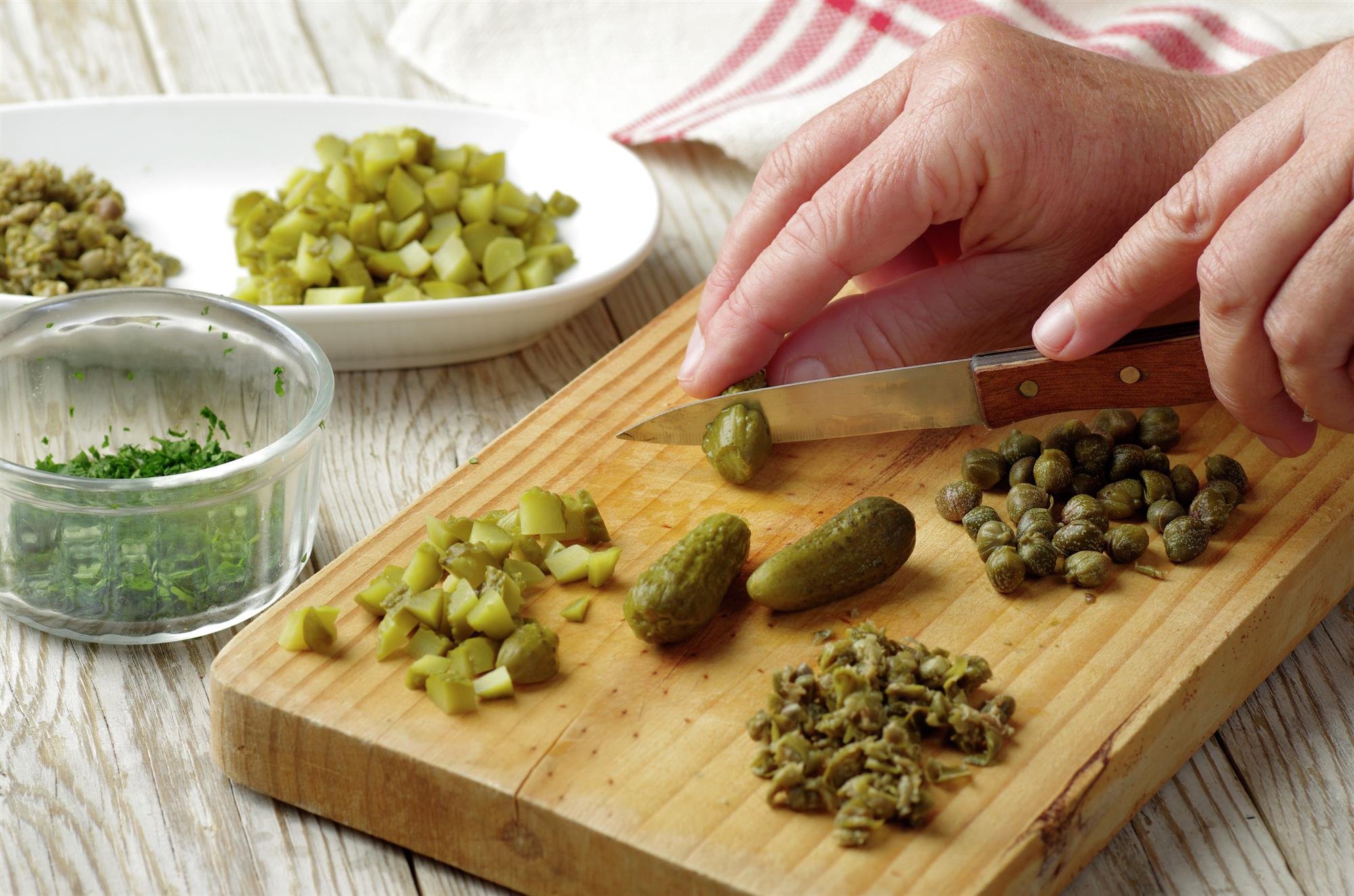 1. Pica pepinillos y alcaparras